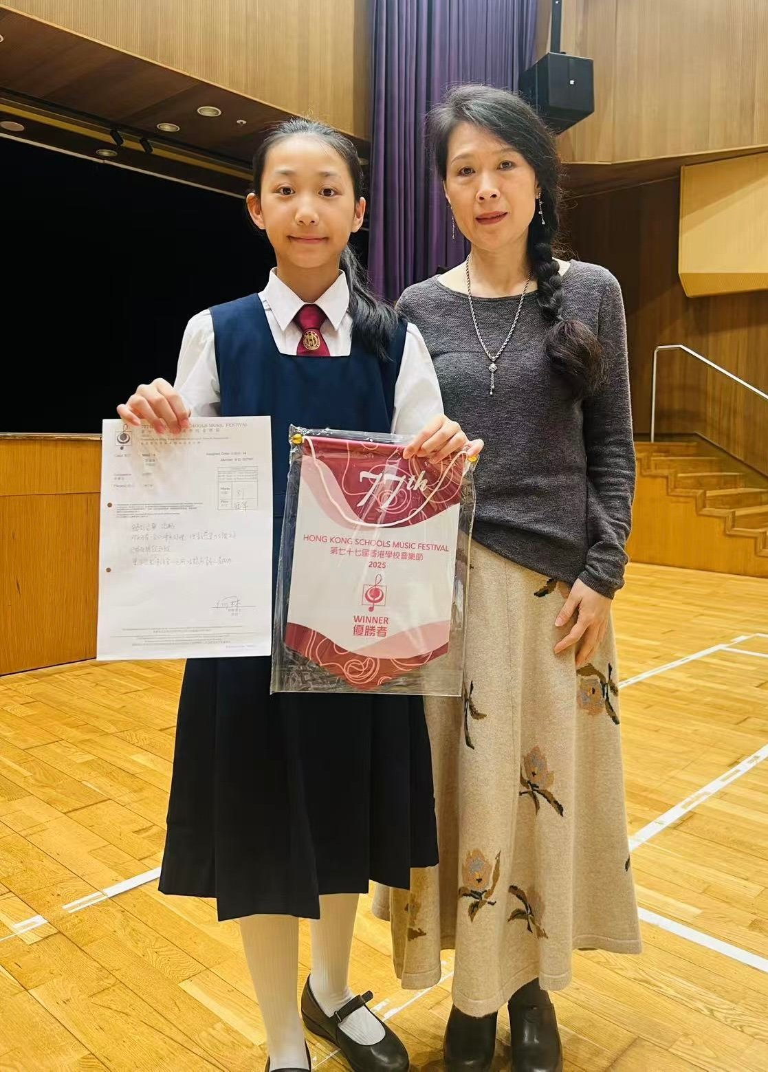香港官網刊載的學員與成人於校際音樂節合照